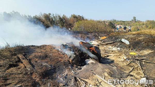 ▲▼      金門山后田野火警       。（圖／記者林名揚翻攝）