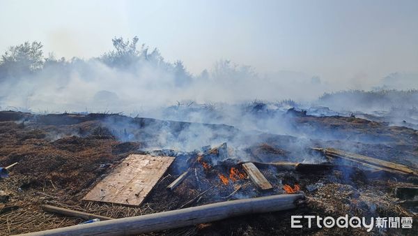 ▲▼      金門山后田野火警       。（圖／記者林名揚翻攝）