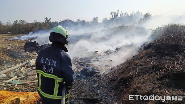 ▲▼      金門山后田野火警       。（圖／記者林名揚翻攝）