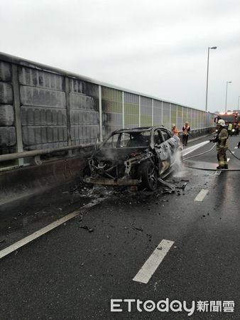 ▲轎車瞬間成為廢鐵             。（圖／記者吳奕靖翻攝）