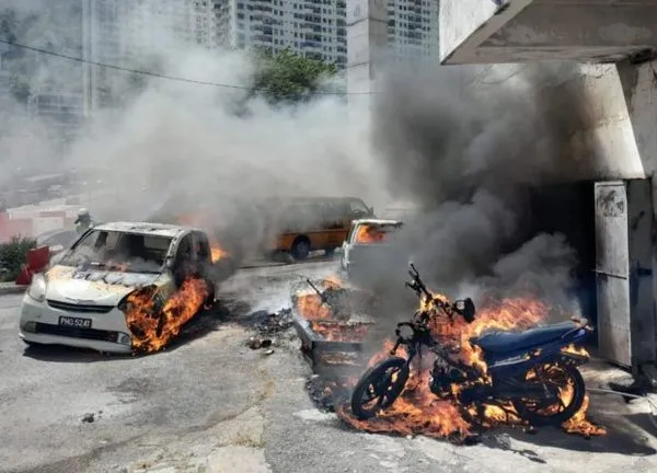 ▲▼馬來西亞一座停車場疑因民眾燃放煙火引發火災，導致2車1機車被燒成廢鐵。（圖／翻攝自Facebook）