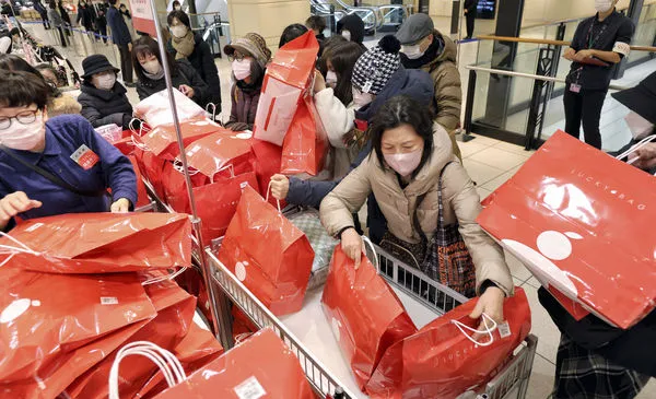 ▲▼北海道札幌市的大丸百貨公司購買新年福袋「福袋」。（示意圖／達志影像／美聯社）