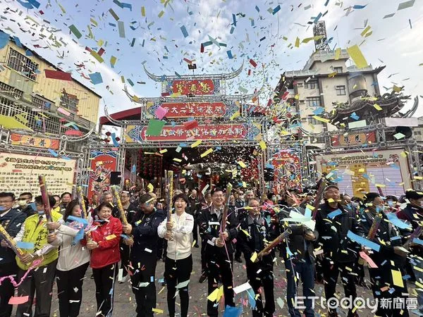 ▲立委陳亭妃等人參與學甲慈濟宮「保生大帝龍年紀念金幣及新春大紅包摸彩活動」以「拉花炮」的「啟運」典禮，吸引大批人潮。（圖／記者林東良翻攝，下同）