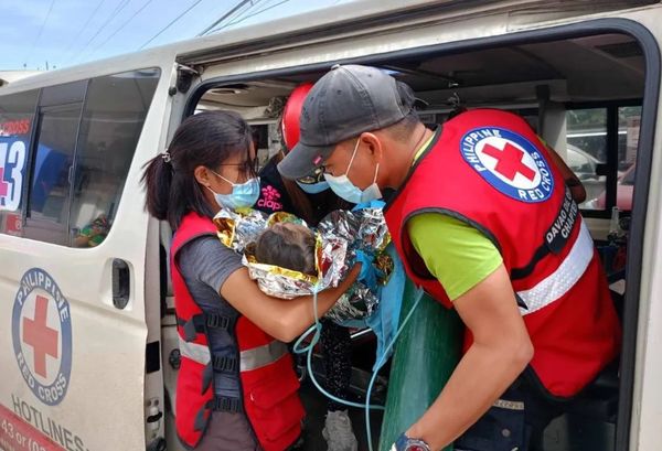 ▲▼菲律賓一名3歲女童遭土石流掩埋60小時後成功獲救。（圖／翻攝自Facebook）