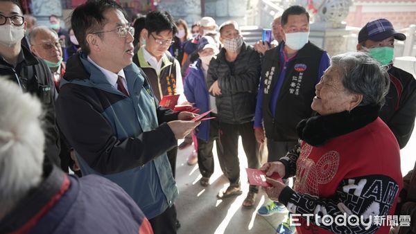 ▲台南市長黃偉哲大年初二一早，率領市府團隊參拜台南寺廟，分別參拜北門南鯤鯓代天府以及七股龍山宮，感念神恩、祈求市民平安幸福。（圖／記者林東良翻攝，下同）