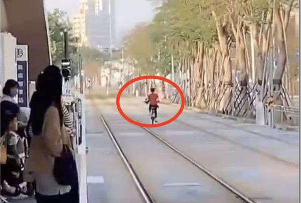 ▲一名婦人騎腳踏車在輕軌軌道的水泥地            。（圖／翻攝記者爆料網）