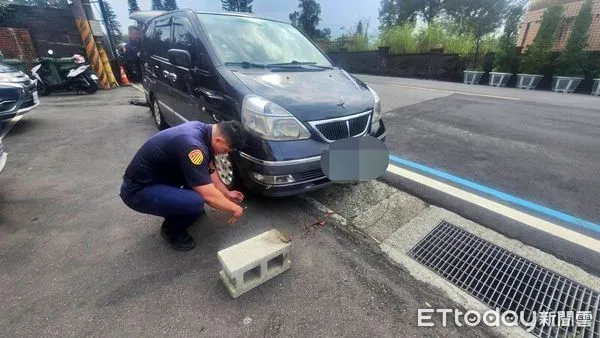 ▲新北小貨車輪胎驚見鐵絲網 金山警變身汽修師傅成功排除。（圖／記者郭世賢翻攝）