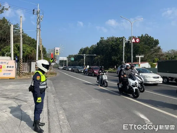 ▲因應大年初二車潮，屏東縣警局持續啟動調撥車道暨長綠號誌             。（圖／記者陳崑福翻攝）