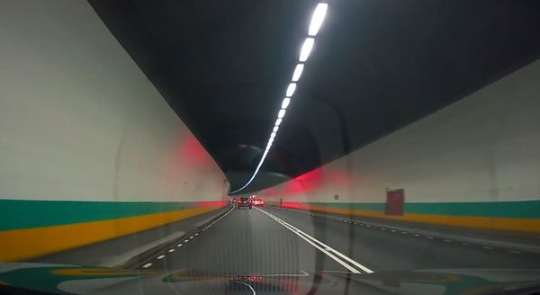 ▲▼2三寶雪隧超車　「1原因」竟無法檢舉。（圖／翻攝自爆料公社）