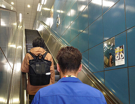 ▲▼埼玉高速鐵道在車站電扶梯牆面，設置視野更廣的光學鏡。（圖／翻攝自埼玉高速鐵道）