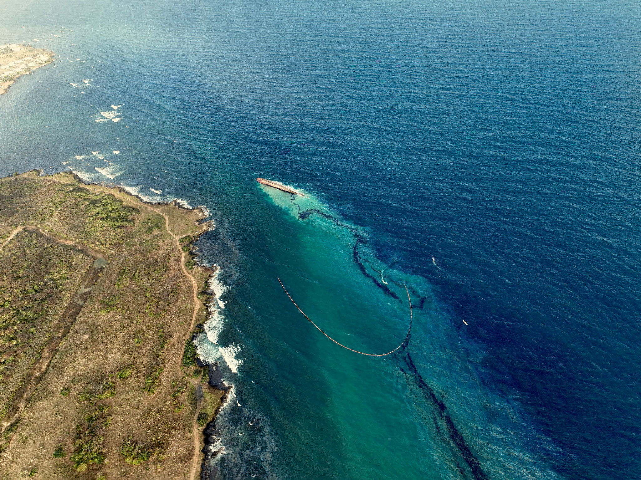 ▲▼加勒比海雙島國「千里達及托巴哥」，最近一艘不明船隻在海岸翻覆，導致石油外洩汙染海洋。（圖／路透）