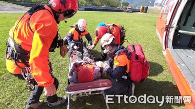 快訊/7人登山隊攀南三段!43歲女高山症發作 直昇機急吊掛就醫