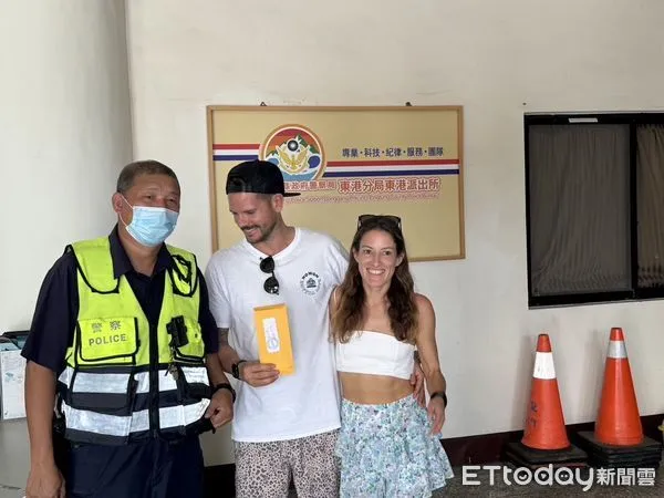 ▲東港警分局員警助這對瑞士情侶繼續下一個旅遊行程            。（圖／記者陳崑福翻攝）