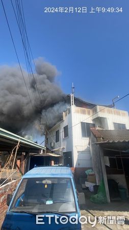 ▲▼彰化芬園一間民宅頂樓神明廳竄火，父女3人逃出。（圖／民眾提供，下同）