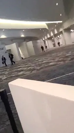 ▲▼美國德州休士頓湖木教會（Lakewood Church）11日下午發生槍擊，女槍手隨即遭2名休假警察擊斃。（圖／路透）