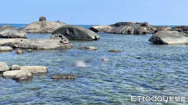 ▲基隆潮境公園驚見浮屍 警消打撈上岸。（圖／記者郭世賢翻攝）