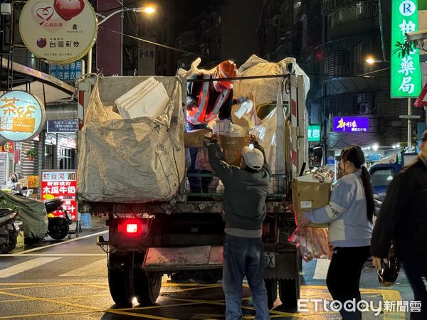 ▲新北垃圾車。（圖／記者郭世賢翻攝）