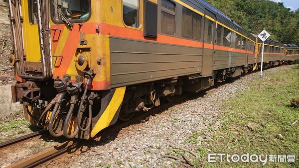 ▲台鐵平溪線「列車脫軌」撞月台冒白煙。（圖／記者郭世賢翻攝）