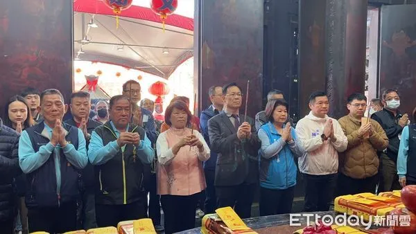 ▲新科立委張啟楷巧遇嘉義市長黃敏惠，兩人還與市議員們一起上香與發放祈福的紅包和錢母。（圖／翻攝張啟楷臉書）