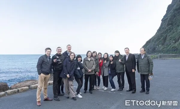 ▲▼總統蔡英文春節重現《在路上》場景，總統府幕僚群12人一起接她回家。（圖／取自張惇涵臉書）