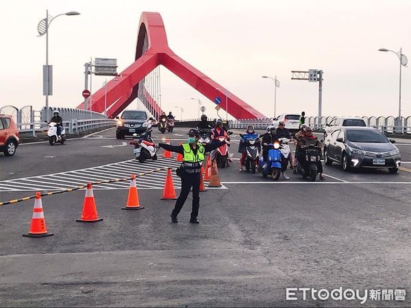 ▲東港警方實施交通疏導措施            。（圖／記者陳崑福翻攝）