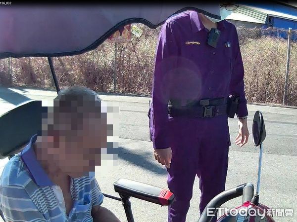 ▲里港警分局九如分駐所警員唐坤熙、陳姿吟助吳男返家             。（圖／記者陳崑福翻攝）