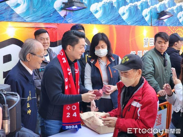 ▲▼台北市長蔣萬安關渡宮發錢母。（圖／記者陳家祥攝）