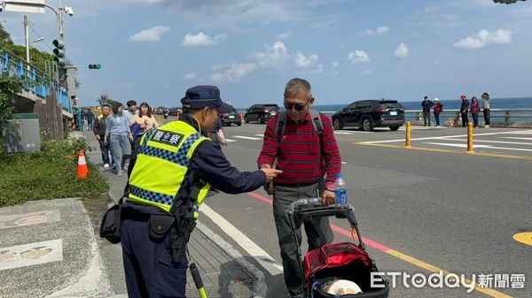 ▲員警發送「行車指南」小紅包。（圖／記者楊漢聲翻攝）