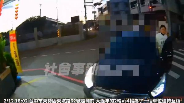 ▲▼汽車駕駛不滿機車佔用車位，故意擋住去路，2人互槓3分多鐘。（圖／翻攝社會事新聞影音，下同）