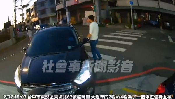 ▲▼汽車駕駛不滿機車佔用車位，故意擋住去路，2人互槓3分多鐘。（圖／翻攝社會事新聞影音，下同）