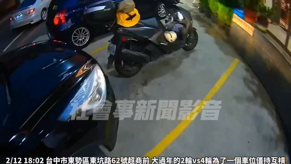 ▲▼汽車駕駛不滿機車佔用車位，故意擋住去路，2人互槓3分多鐘。（圖／翻攝社會事新聞影音，下同）