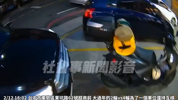 ▲▼汽車駕駛不滿機車佔用車位，故意擋住去路，2人互槓3分多鐘。（圖／翻攝社會事新聞影音，下同）