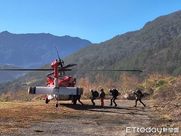 ▲▼搜救人員由空勤協助將吊掛至雪山北峰後，挺進座標搜索救援。（圖／記者蔡文淵翻攝）