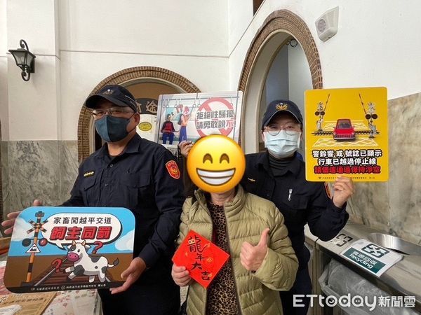 ▲鐵路警察局高雄分局台南分駐所，12日於台南車站大廳舉辦「福龍迎春慶新年」交通安全暨預防犯罪宣導活動。（圖／記者林東良翻攝，下同）