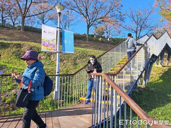 ▲三層崎花海走春人潮，園處利用GPS定位放樣技術所打造出的獨特地景花季，描繪出絕無僅有的大冠鷲地景，全新區塊以羽毛為發想，將大冠鷲的羽翼更清楚地展現出來，期望透過地景讓大家對環境保育有更深一層體會。花海面積高達1200平方米，滿滿的羽葉薰衣草將開出絕美浪漫紫海，今年新設計開劃的羽翼區塊，是利用素有「富貴繁華」花語的大理花造景▼             。（圖／記者鄭遠龍攝）