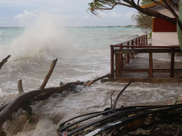 ▲▼吐瓦魯首都富那富提慘遭4公尺巨浪侵襲，新科國會議員坐船難以接近。（圖／路透）