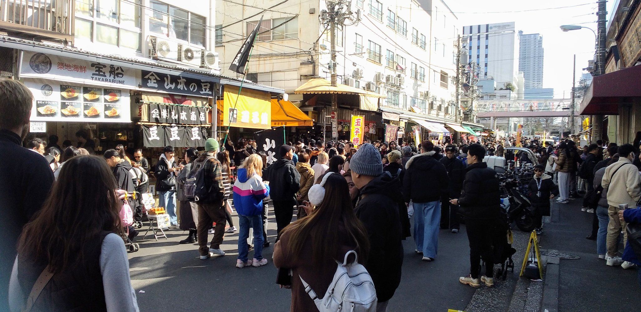 ▲▼日本築地場外市場在春節期間擠滿華人遊客。（圖／翻攝自X／@jmahoroban）