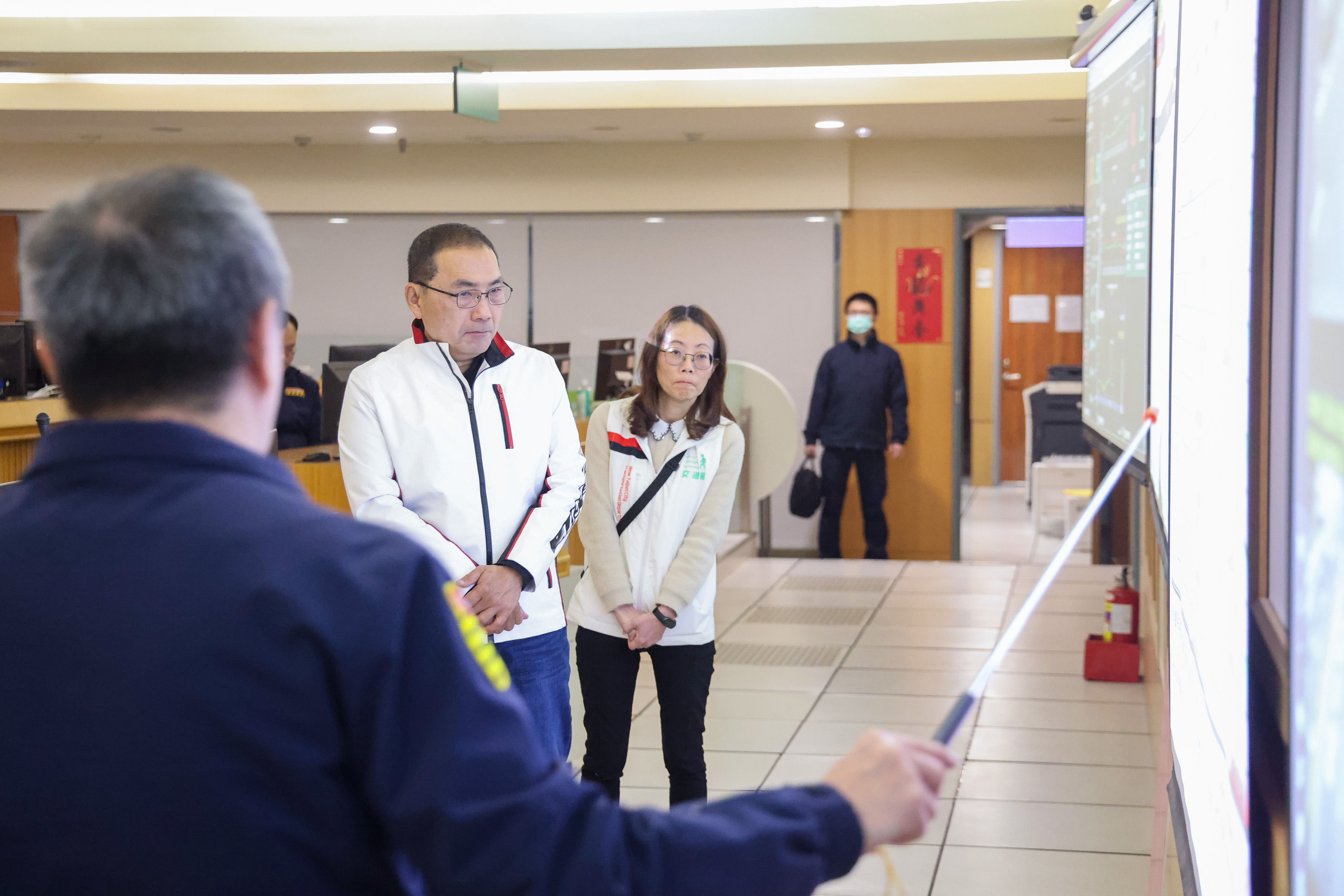 ▲大年初五北返車潮湧 侯友宜赴客運站感謝駕駛員辛勞。（圖／新北市交通局提供）