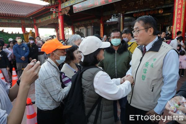 ▲台南市長黃偉哲13日農曆大年初四，專程陪同賴清德副總統來到新營太子宮參拜祈福、發福袋，現場民眾絡繹不絕排隊，相當熱情。（圖／記者林東良翻攝，下同）