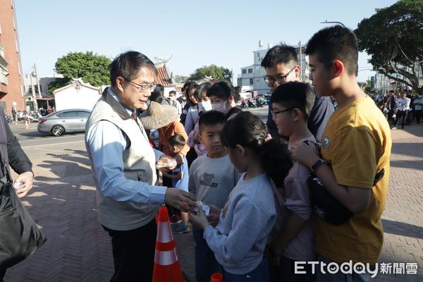 ▲台南市長黃偉哲13日農曆大年初四，專程陪同賴清德副總統來到新營太子宮參拜祈福、發福袋，現場民眾絡繹不絕排隊，相當熱情。（圖／記者林東良翻攝，下同）