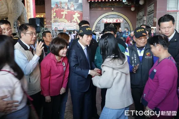 ▲台南市長黃偉哲13日農曆大年初四，專程陪同賴清德副總統來到新營太子宮參拜祈福、發福袋，現場民眾絡繹不絕排隊，相當熱情。（圖／記者林東良翻攝，下同）