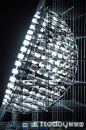 ▲台南月津港燈節新創燈區，設立10米超大型藝術裝置《聲鏡》，成為今年展區亮點。（圖／記者林東良翻攝，下同）