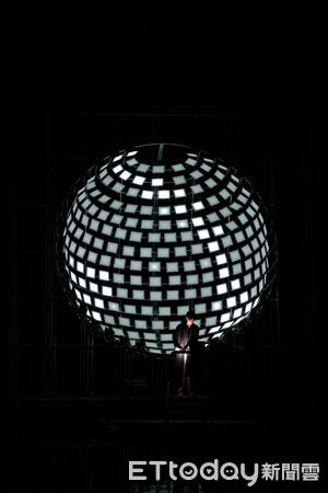 ▲台南月津港燈節新創燈區，設立10米超大型藝術裝置《聲鏡》，成為今年展區亮點。（圖／記者林東良翻攝，下同）