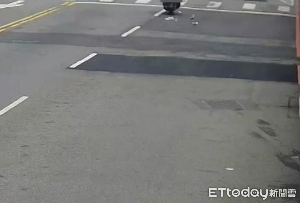 ▲▼「爸媽、紅包找到了」，男子騎機車卻沿路掉千元鈔，還好被路人全數撿回。（圖／警方提供，下同）