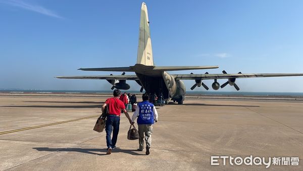 ▲▼金門航空站湧現搭機人潮，立委陳玉珍協調國防部2架次軍機協助疏運             。（圖／記者林名揚翻攝）