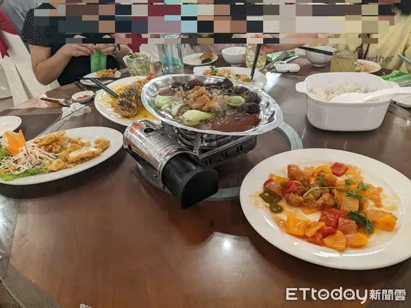 ▲▼參與年代旅遊越南富國島行程慘遭丟包的A小姐出面指控，年代旅遊根本預謀犯案，圖為提供晚餐都是冷飯冷菜，團員只能自行加熱。（圖／民眾提供）