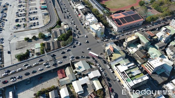 ▲北港市區湧入大量遊客造訪，雲林縣政府、雲林縣警察局、朝天宮及武德宮共同實施交通管制。（圖／記者蔡佩旻翻攝）