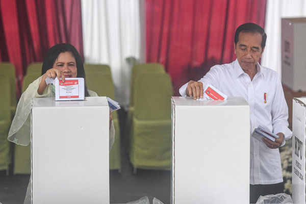 ▲▼印尼總統佐科威（Joko Widodo）2024年2月14日大選當天，偕第一夫人在雅加達投票。（圖／路透）
