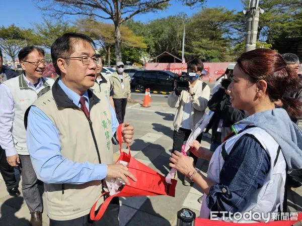 ▲台南市長黃偉哲，在社會局盧禹璁局長陪同下，特地前往安平燈區為在各服務站值勤的志工夥伴們打氣，同時獻上愛心巧克力花束祝福志工情人節快樂，讓志工們大呼驚喜與感動。（圖／記者林東良翻攝，下同）