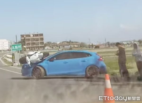 ▲自小客車由產業道路駛出，與機車發生碰撞，機車竟離奇翻覆於汽車引擎蓋上。（圖／記者蔡佩旻翻攝）